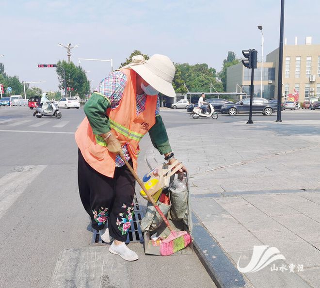 赢博体育官网入口：保洁人员顶高温坚守岗位 用汗水擦亮城市(图1)